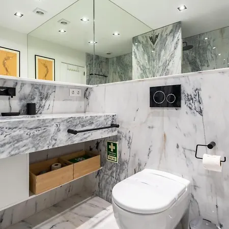 Design Floor With Balcony & Pool *